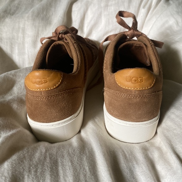 Brown UGG low chunk shoes - Picture 3 of 5